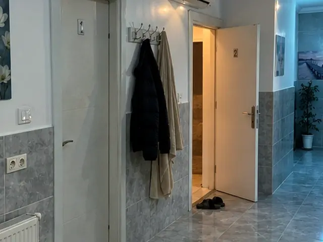 Oda girişinde askı ve temiz terlik — Çeliktepe, Masaj Salonun